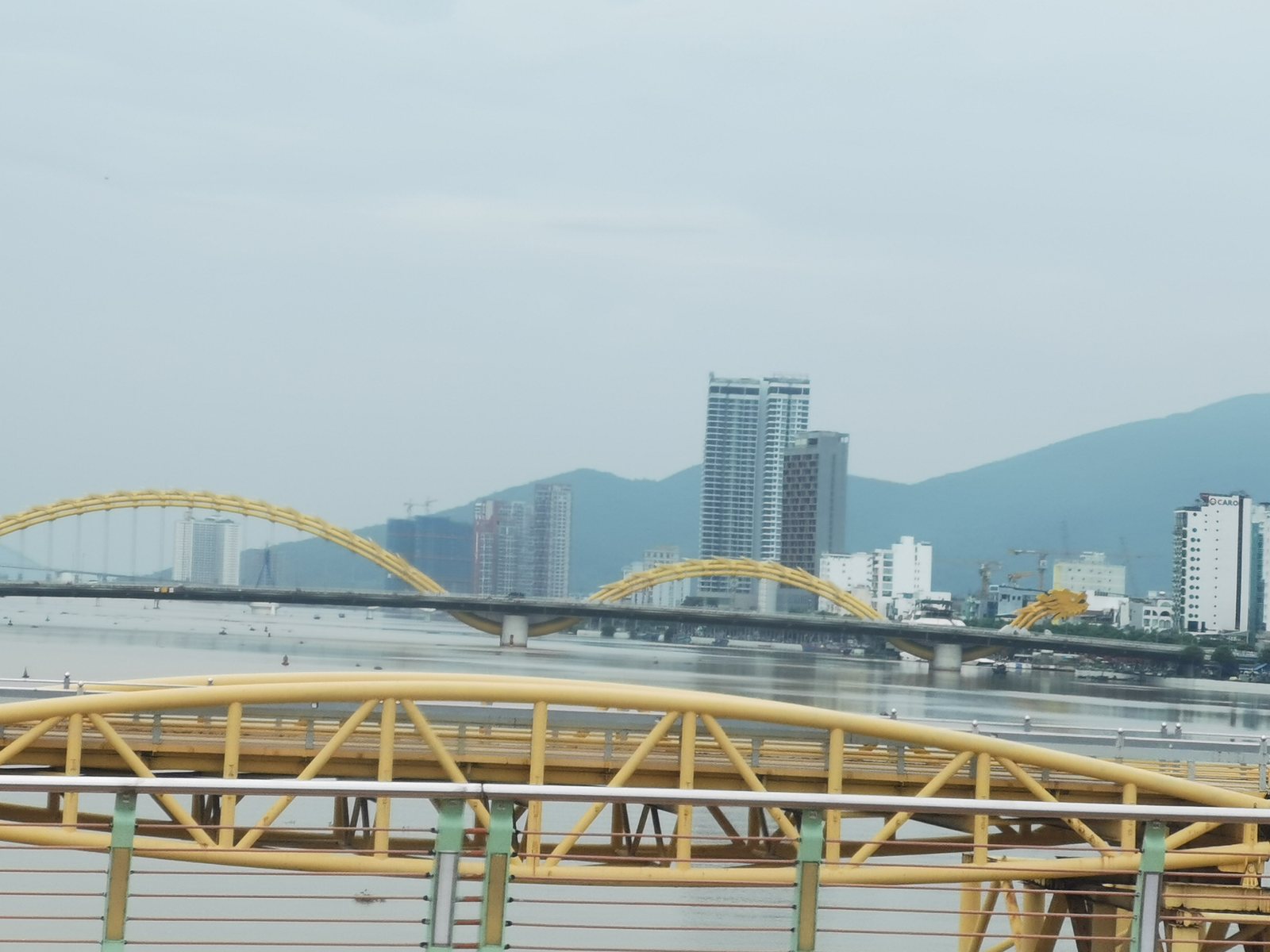 岘港龙桥：横卧韩江的金色巨龙