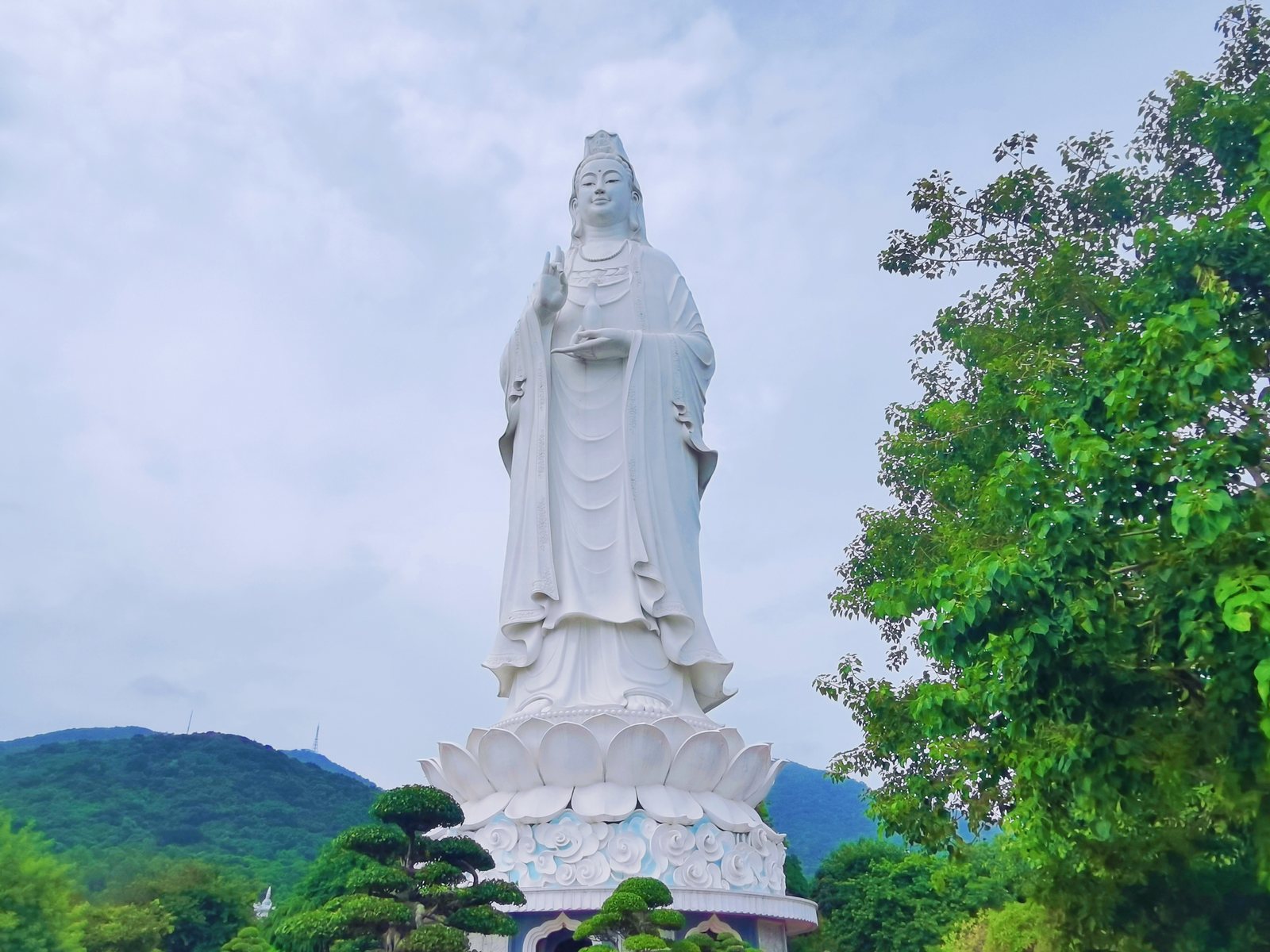 岘港山茶半岛灵应寺70米高观音圣像