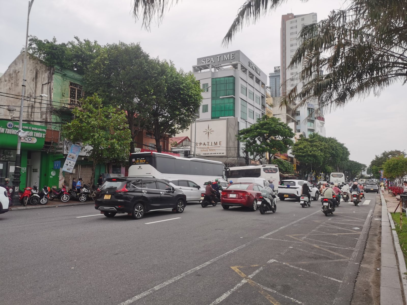岘港街景：车水马龙