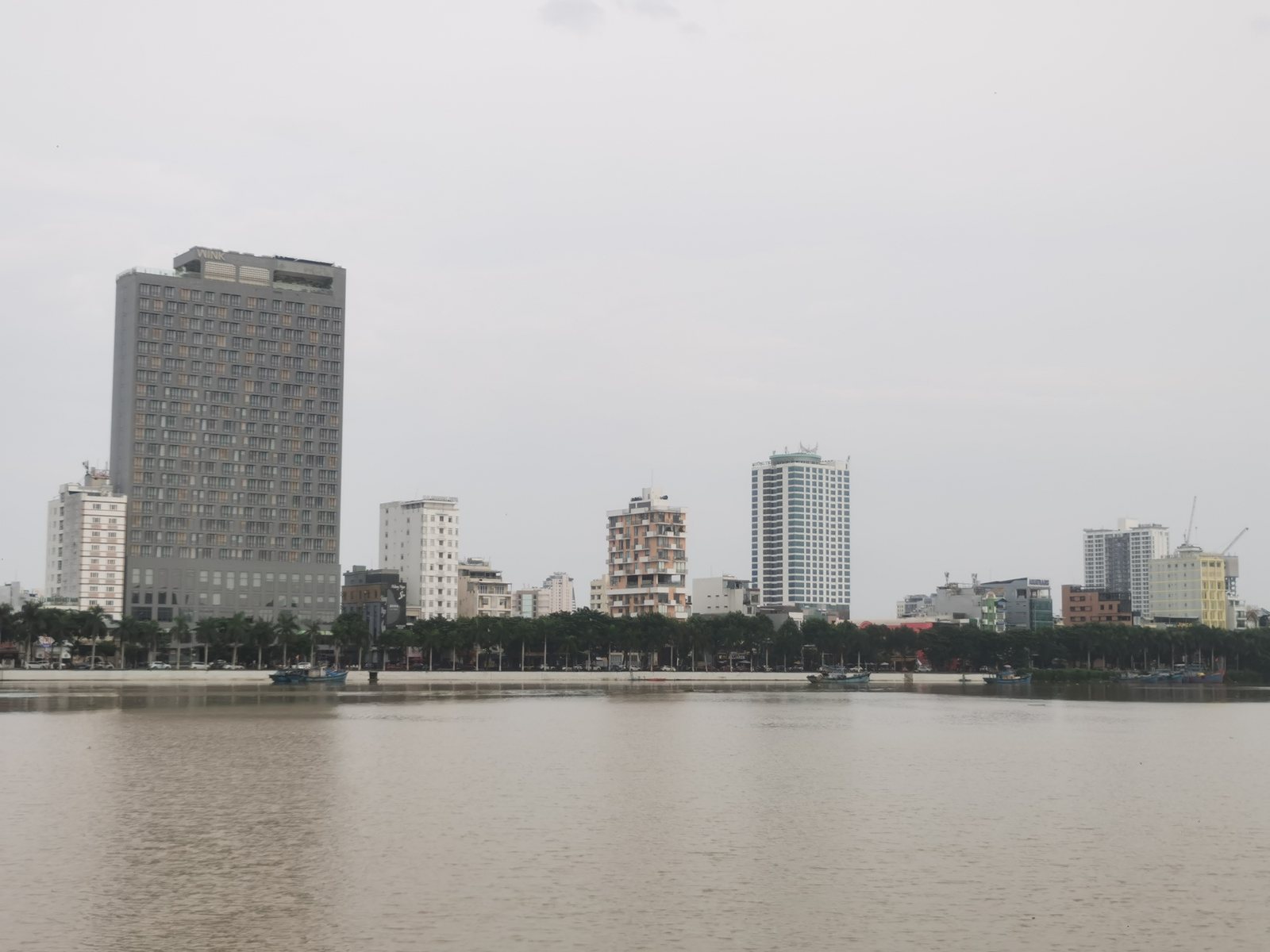 韩江两岸：岘港的天际线